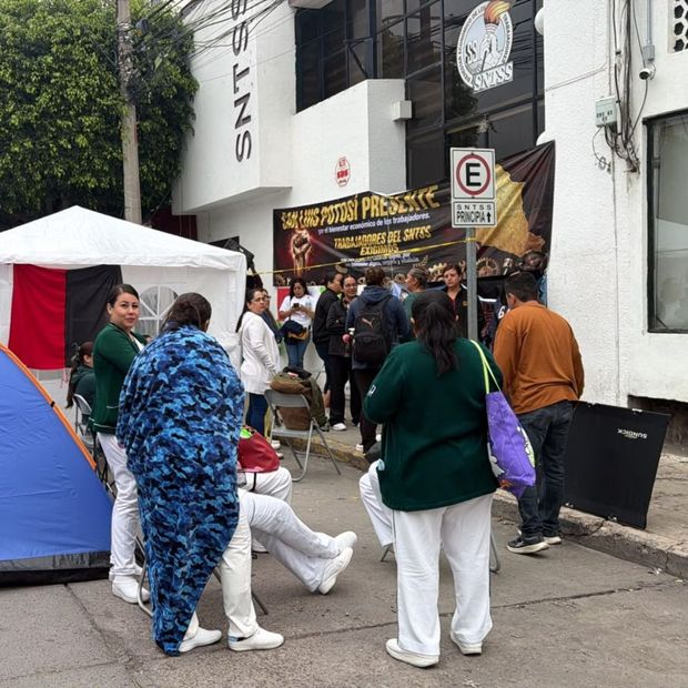 Trabajadores del IMSS Protestan Frente a Oficinas Sindicales